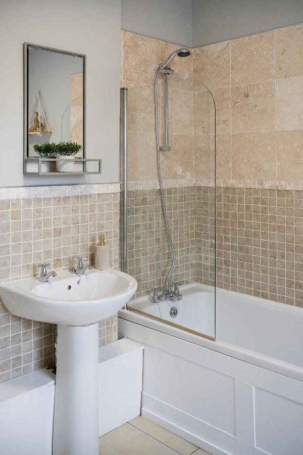 1 Bed House, Free Parking, 15 Minutes From Cheltenham Races Γκλόστερ Εξωτερικό φωτογραφία